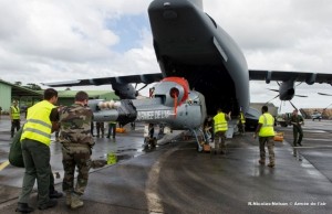 FAF AS.555AN Fennec light helicopter being unloaded from French Air Force A400M “Ville de Toulouse” at Cayenne AFB. (Copyrights R.Nicolas-Nelson © Armée de l’air) 