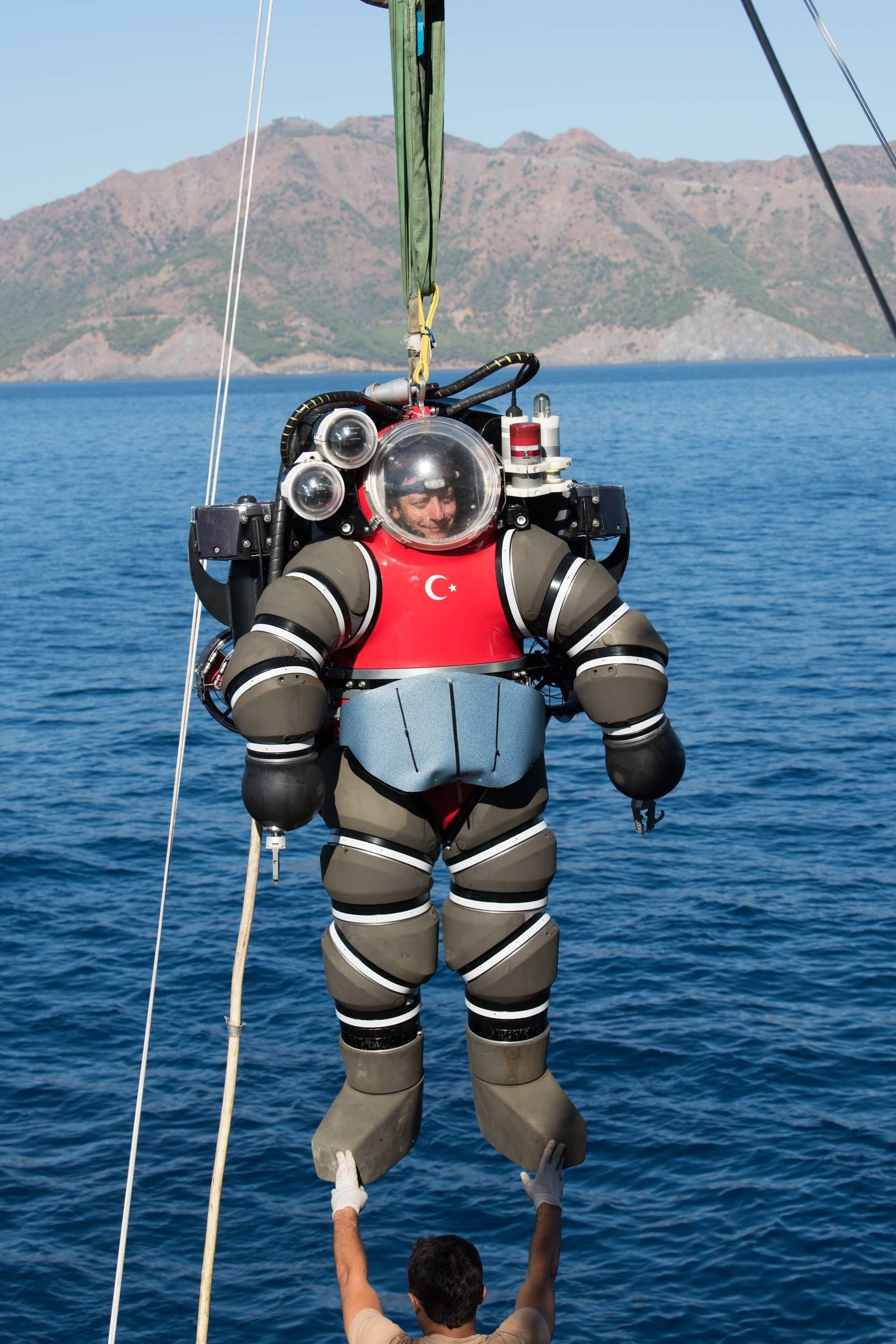 Скафандр погружение. Глубоководный скафандр Батискаф. Первый водолазный скафандр. Скафандр водолаза. Водолазный костюм.