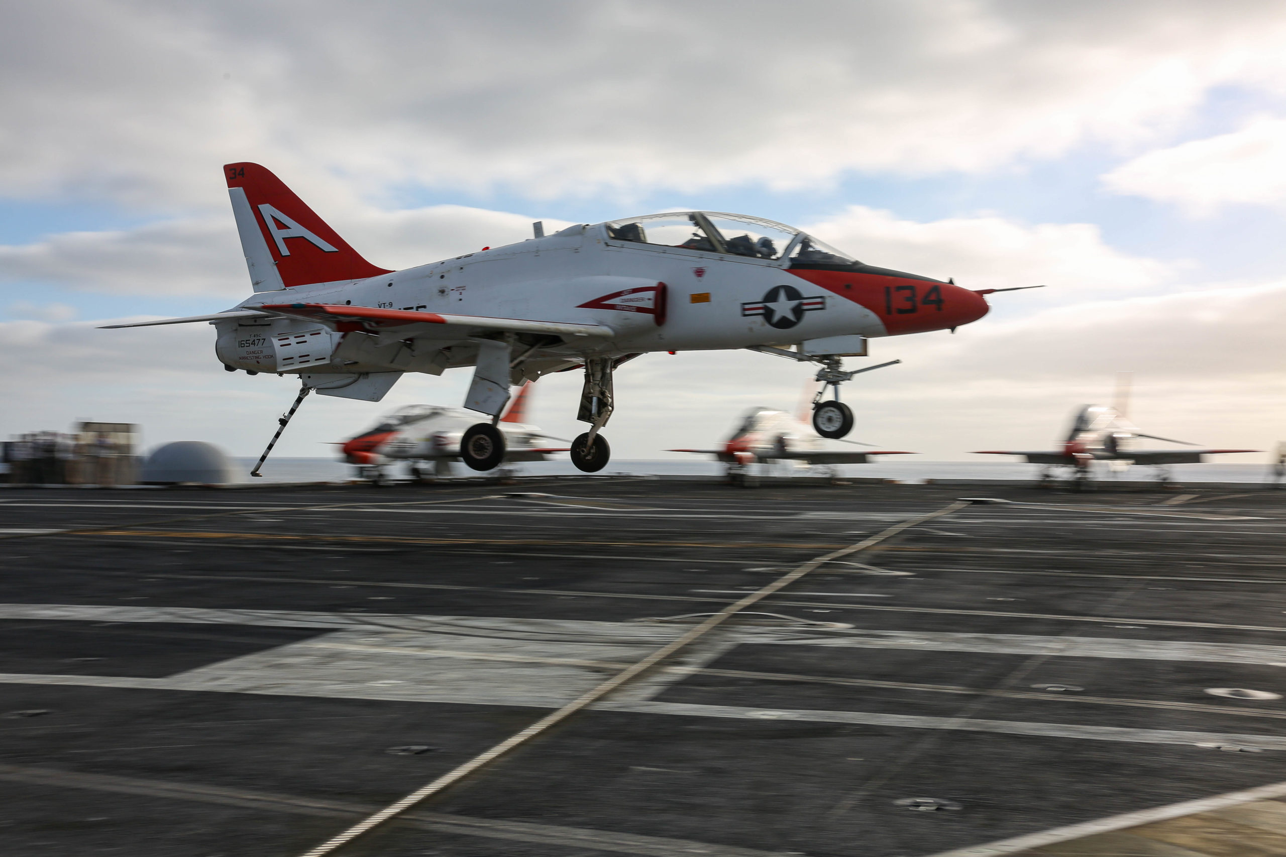 File:T-45C Goshawk taxies on the flight deck of the aircraft carrier USS  Abraham Lincoln (CVN-72) in the Atlantic Ocean on 4 May 2018  (180504-N-ME568-1353).JPG - Wikimedia Commons
